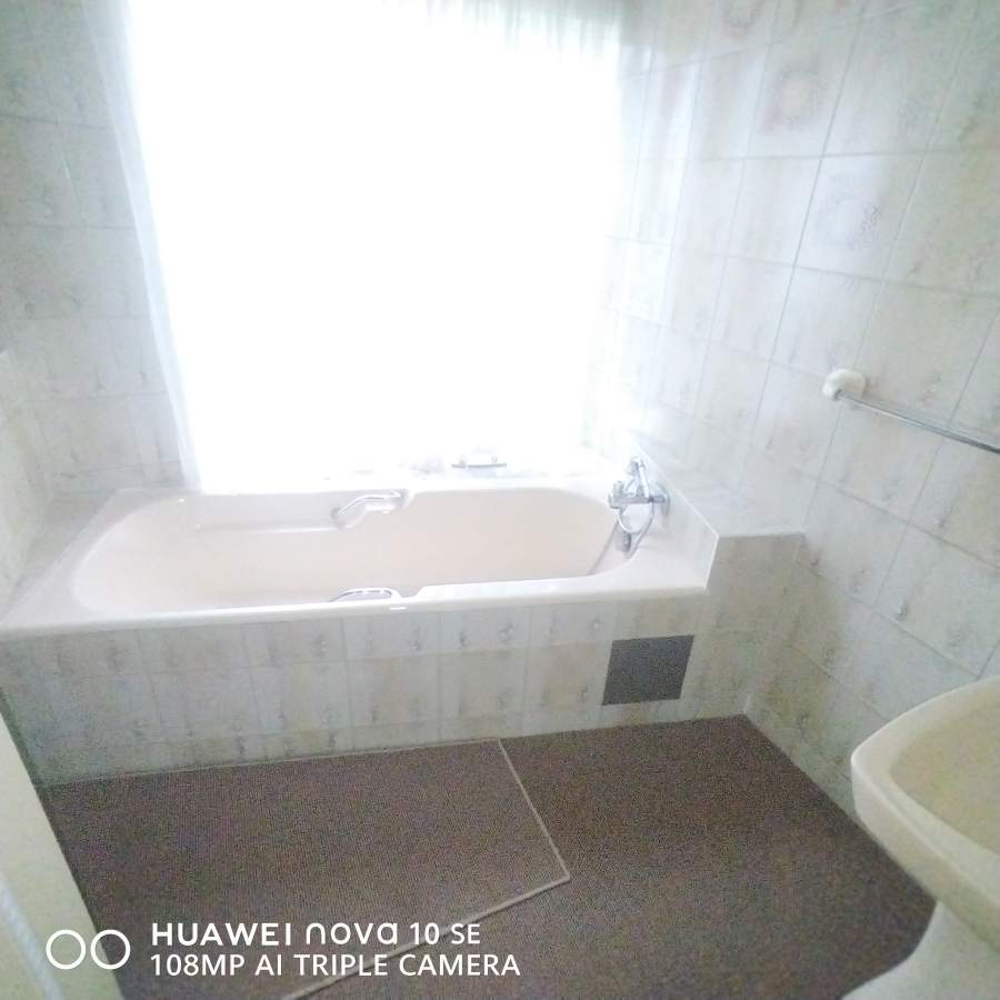 To Let 4 Bedroom Property for Rent in Bergsig Free State